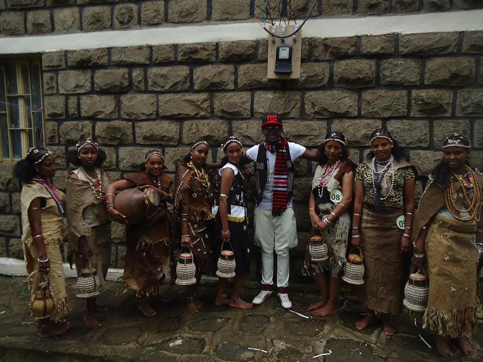 Hadiya Ethiopia: Women and a man. Women are wearing traditional clothing, hairstyle, beauty decorations and articles (Feb 2015) Credit: Hadiya Bahel Kires Facebook Page