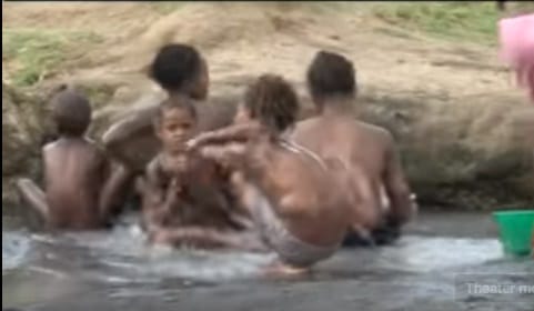 Hadiya Ethiopia: Elinch Fi'il Badawaach Siraaro kululessa maci afal dambalaa lake kids bathing view 8